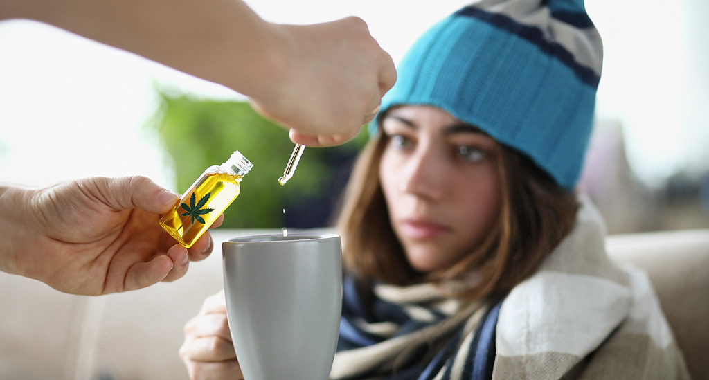 Gouttes d'huile de cannabis dans le thé.