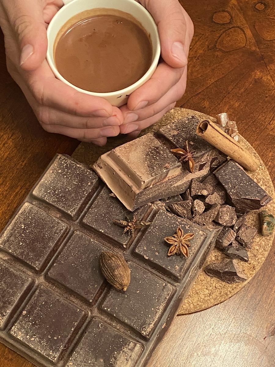 Une photo d'une tasse de boisson au cacao cérémoniel.