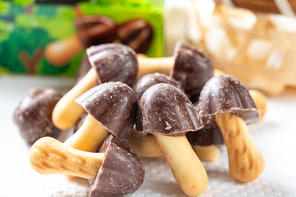 Une photo amusante de chocolats en forme de champignons ; très appropriée pour cet article.