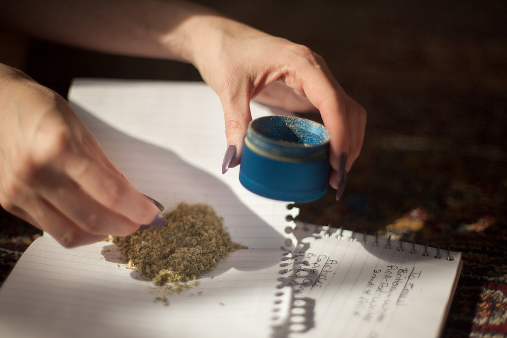 Kief d'un grinder à cannabis.